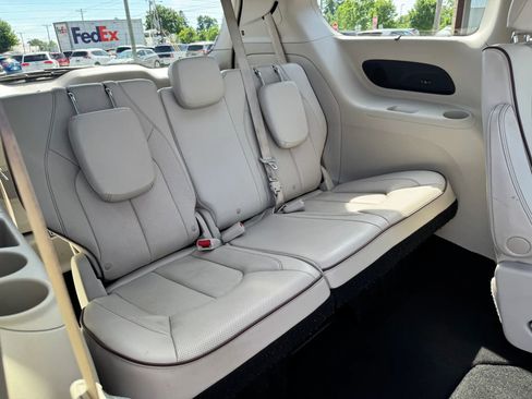 Used 2020 Chrysler Pacifica Limited FWD image 45