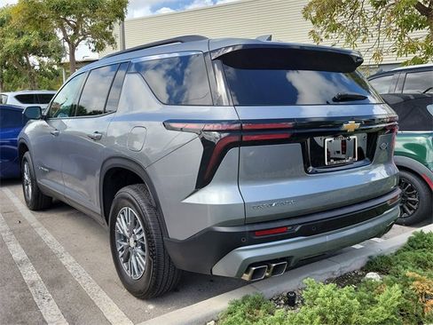 Used 2025 Chevrolet Traverse LT image 3