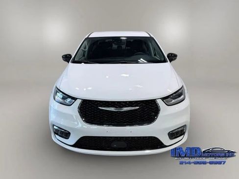 Used 2024 Chrysler Pacifica Touring-L FWD image 2