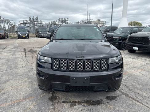 Used 2017 Jeep Grand Cherokee Altitude AWD/4WD image 2