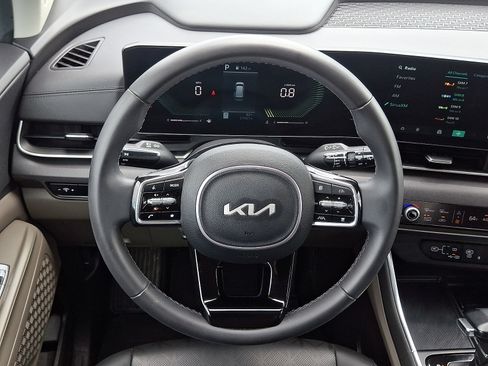 Used 2025 Kia Carnival EX FWD image 14