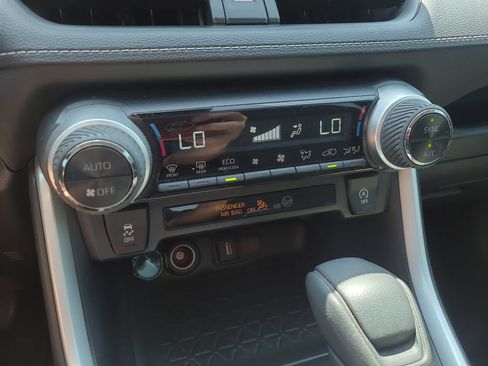 Used 2020 Toyota RAV4 XLE FWD image 24