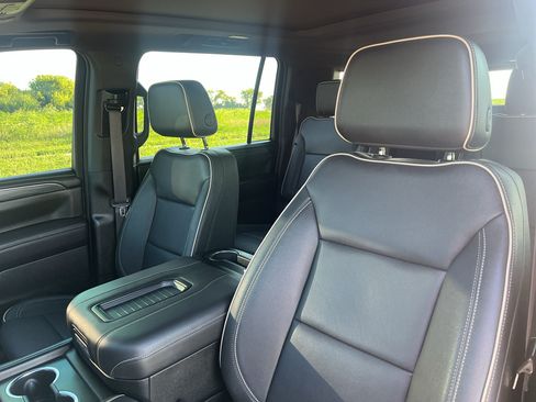 Used 2023 GMC Yukon XL SLT w/ SLT Premium Package AWD/4WD image 16