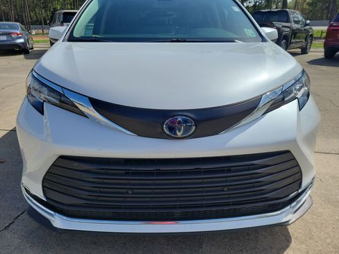 Certified 2023 Toyota Sienna XLE image 10