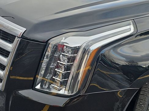 Used 2018 Cadillac Escalade ESV Premium Luxury image 34