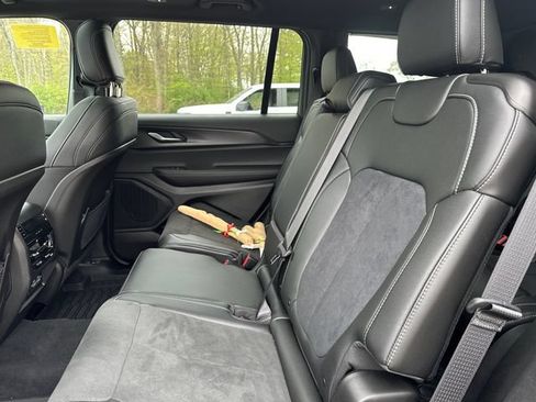 Used 2025 Jeep Grand Cherokee L Altitude AWD/4WD image 19