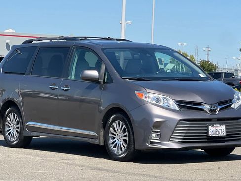 Used 2020 Toyota Sienna XLE Premium image 5