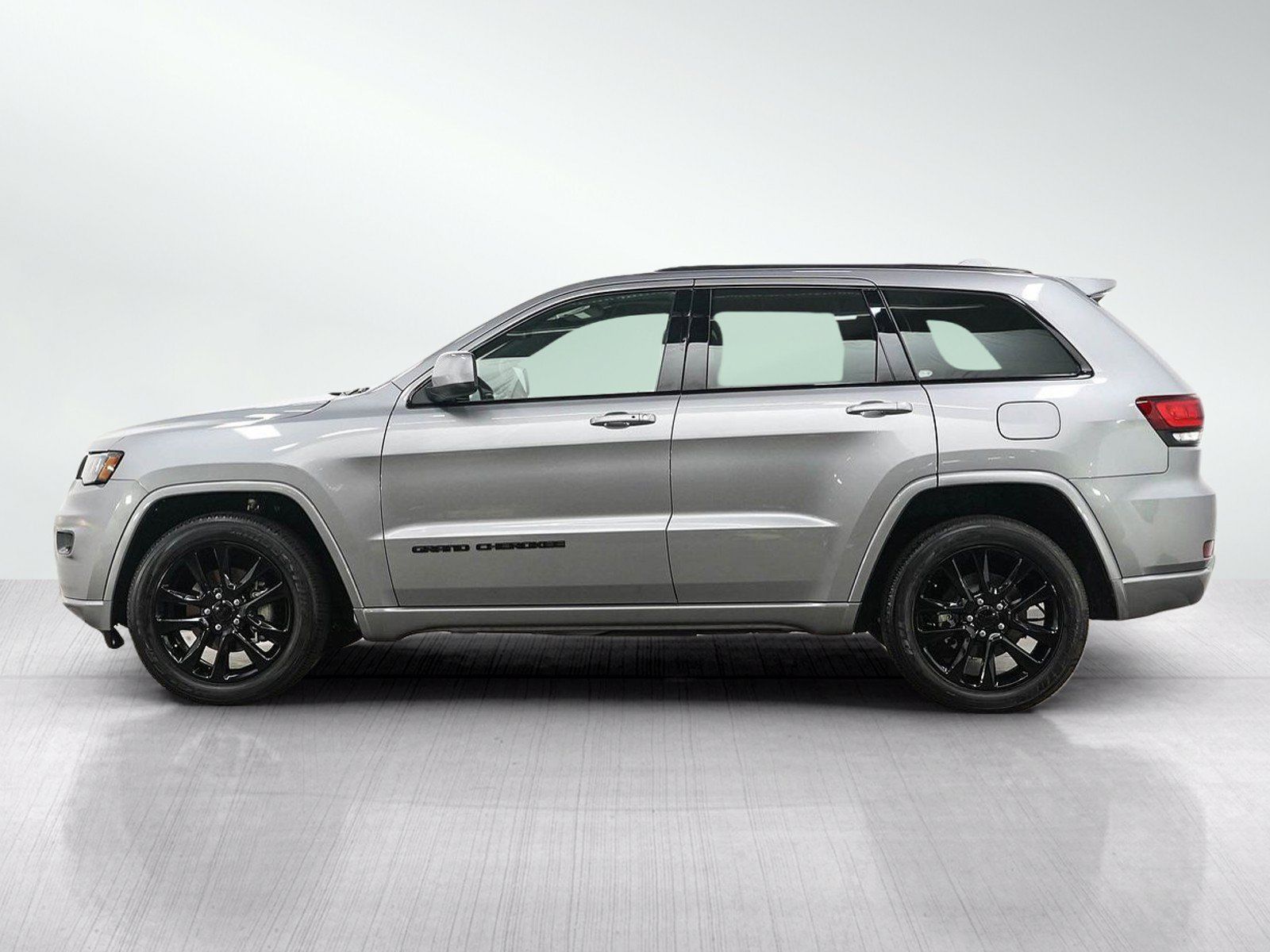 Used 2020 Jeep Grand Cherokee Altitude RWD image 2