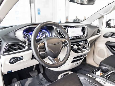 Used 2024 Chrysler Pacifica Touring-L FWD image 19