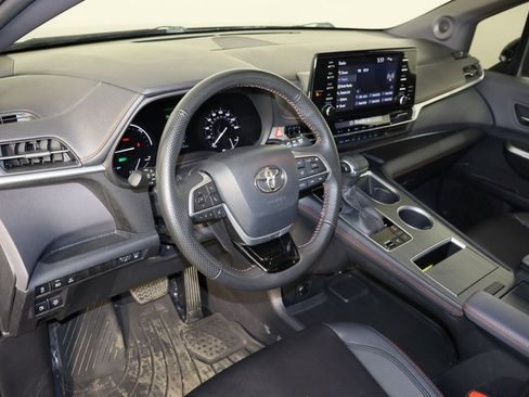 Used 2022 Toyota Sienna XSE image 28