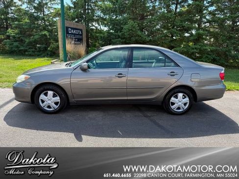 Used 2005 Toyota Camry LE FWD image 1