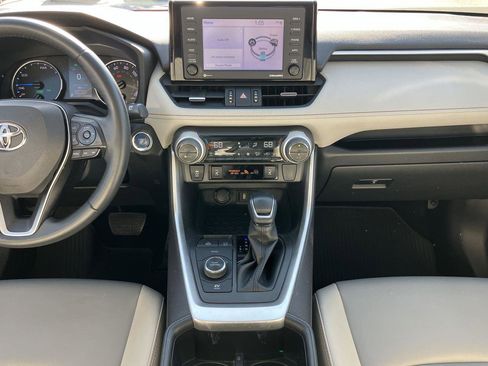 Used 2022 Toyota RAV4 XLE Premium image 17