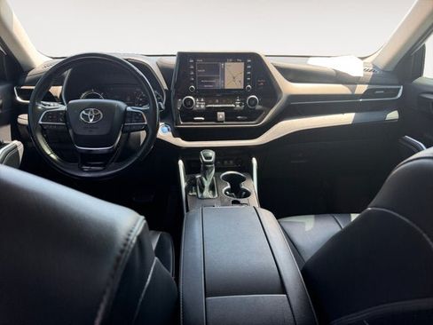 Used 2021 Toyota Highlander XLE AWD/4WD image 10