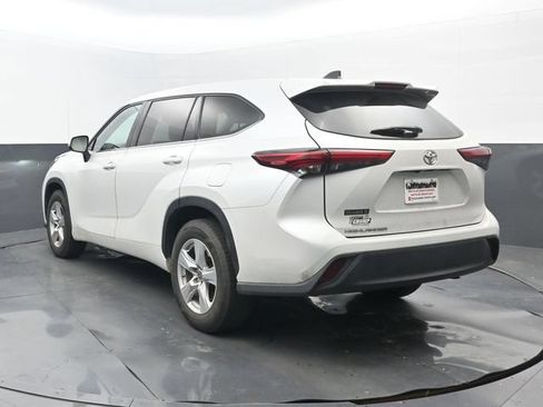 Used 2022 Toyota Highlander L FWD image 3