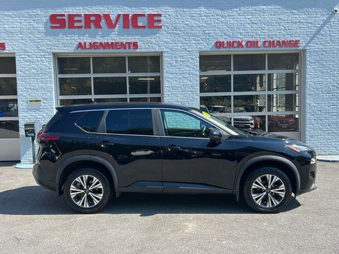 Used 2022 Nissan Rogue SV image 1