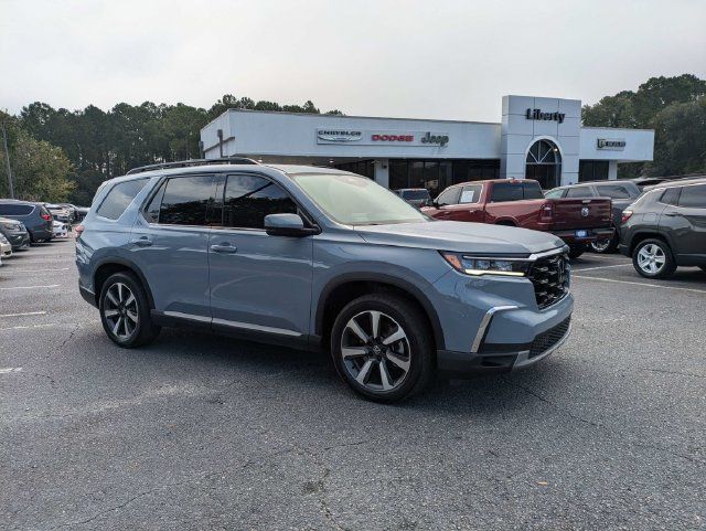 Used 2025 Honda Pilot Touring image 3