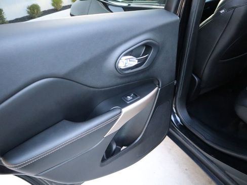 Used 2018 Jeep Cherokee Limited image 13