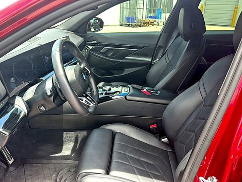 Used 2025 BMW 530i w/ M Sport Package RWD image 7