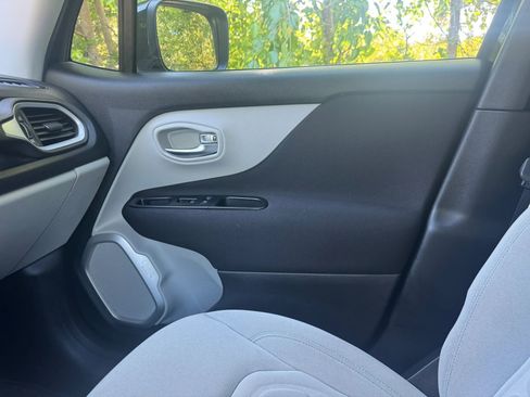 Used 2018 Jeep Renegade Latitude w/ Cold Weather Group AWD/4WD image 7