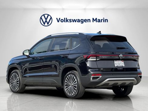 Used 2025 Volkswagen Taos SE w/ Panoramic Sunroof Package image 3
