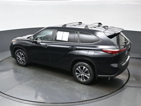 Used 2023 Toyota Highlander XLE AWD/4WD image 38