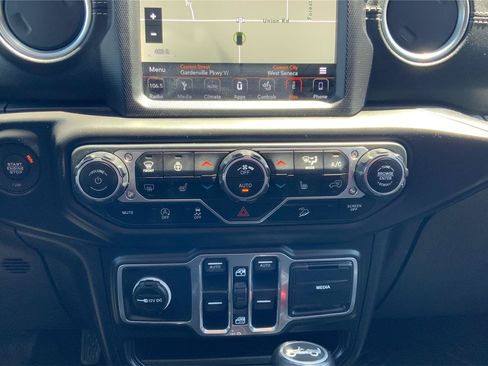 Used 2018 Jeep Wrangler Unlimited Sahara AWD/4WD image 33