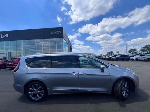 Used 2019 Chrysler Pacifica Limited w/ Tire & Wheel Group FWD image 2