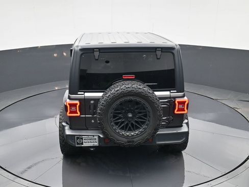 Used 2018 Jeep Wrangler Unlimited Sahara image 32