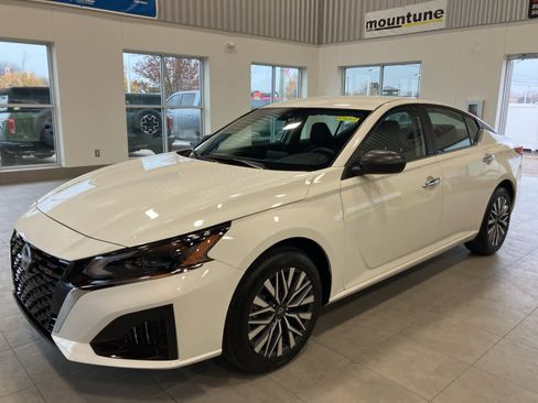 Used 2025 Nissan Altima 2.5 SV image 1