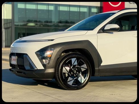 Used 2025 Hyundai Kona SEL FWD image 2