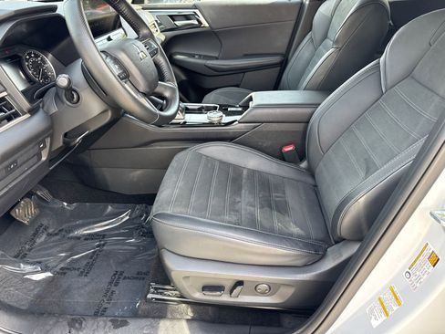 Used 2025 Mitsubishi Outlander SE image 9