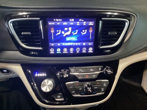 Used 2019 Chrysler Pacifica Limited w/ Advanced Safetytec Group image 32