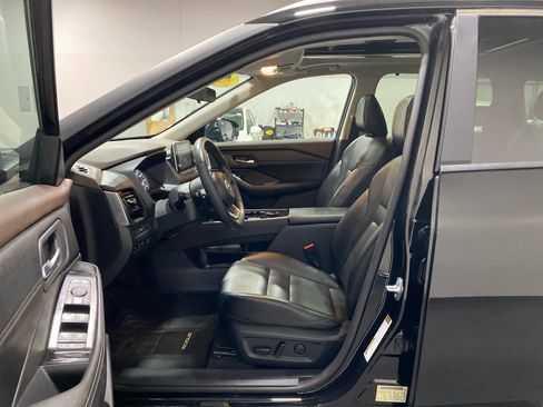 Used 2023 Nissan Rogue SV w/ SV Premium B Package image 11