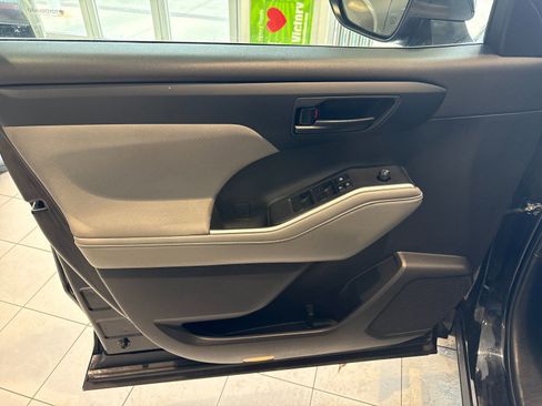 Used 2024 Toyota Highlander LE image 11