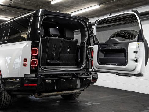 Used 2023 Land Rover Defender 130 X-Dynamic SE image 17