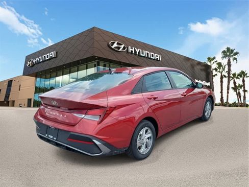 New 2025 Hyundai Elantra SE image 3
