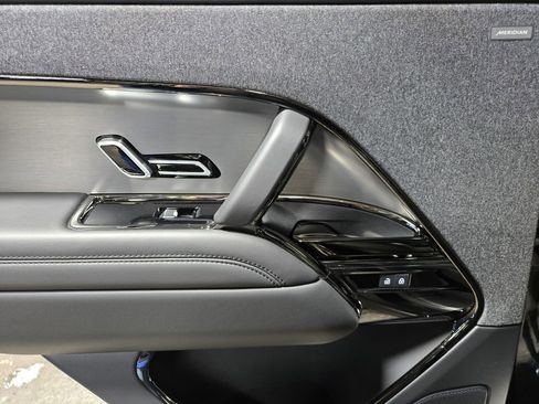 Used 2025 Land Rover Range Rover Sport SE image 32