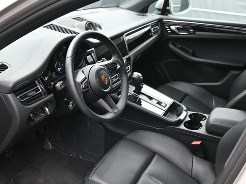 Certified 2025 Porsche Macan AWD/4WD image 6