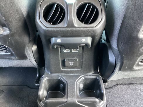 Used 2024 Jeep Wrangler Unlimited Rubicon AWD/4WD image 26