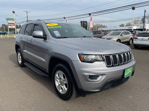 Used 2017 Jeep Grand Cherokee Laredo w/ Quick Order Package 23E image 4