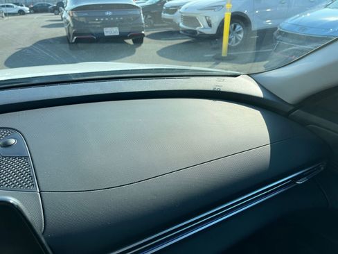 Used 2025 Hyundai Elantra Limited image 37