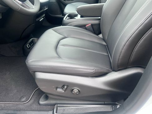 New 2026 Chrysler Pacifica Select image 21