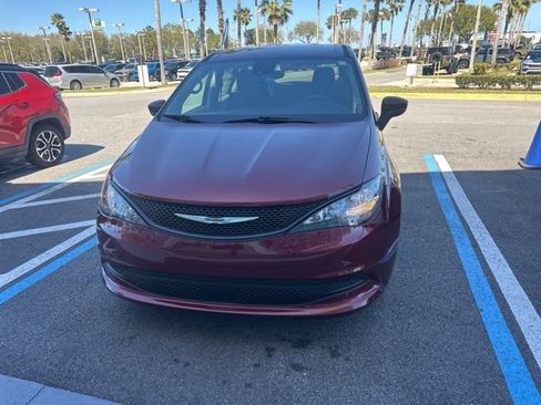 Used 2023 Chrysler Voyager LX image 2