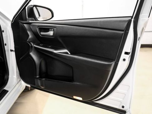 Used 2015 Toyota Camry SE FWD image 38
