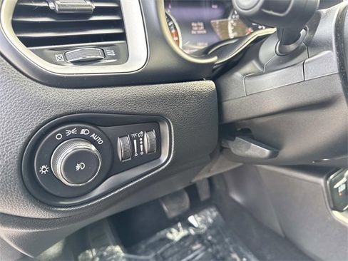 Used 2021 Jeep Renegade Latitude w/ Sun & Sound Group image 33