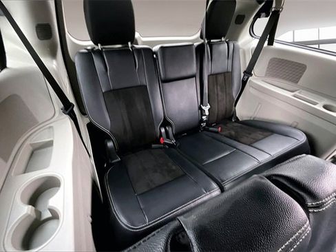 Used 2019 Dodge Grand Caravan SXT image 23