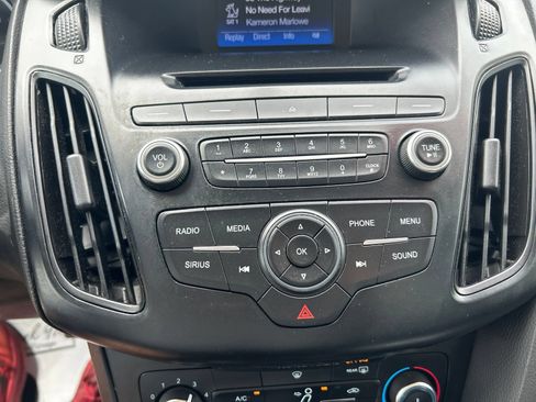 Used 2017 Ford Focus SE FWD image 25