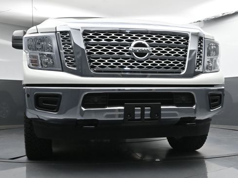 Used 2019 Nissan Titan SV w/ SV Convenience Package image 25