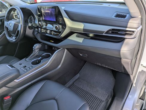 Used 2023 Toyota Highlander XLE image 25