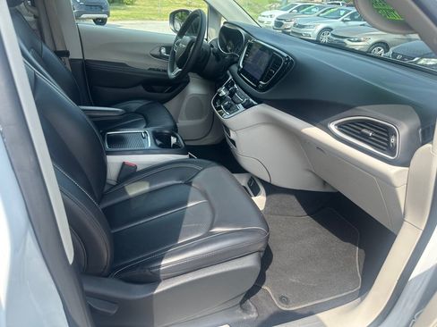 Used 2023 Chrysler Pacifica Touring-L FWD image 24